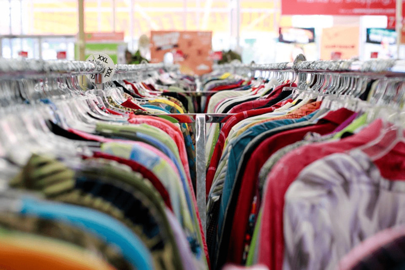 những cách sắp xếp quần áo trong shop - TrustSales